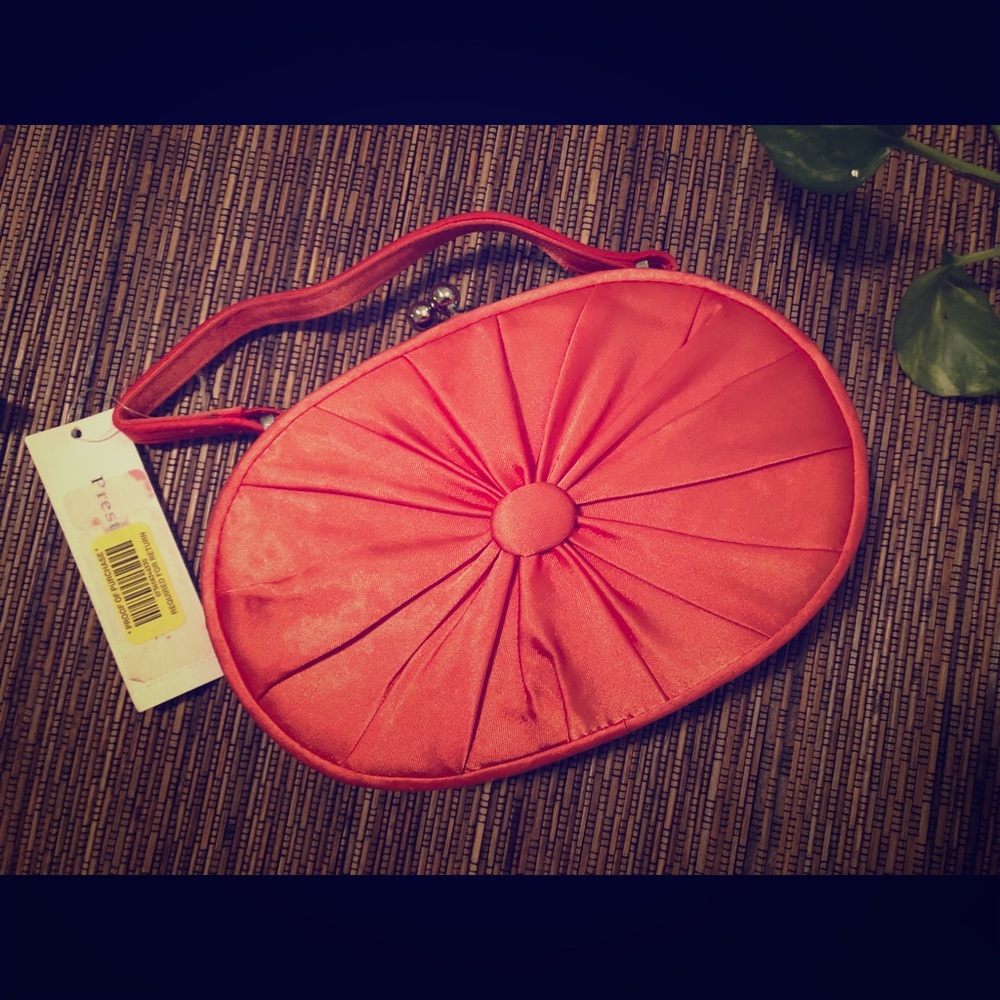 Satin clam shell